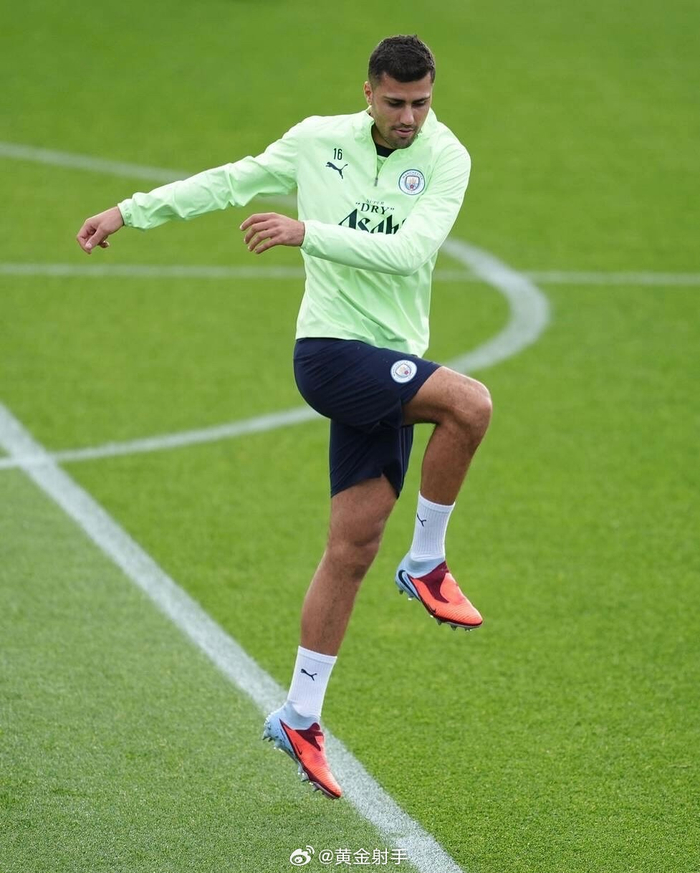 包含赛前曼城调整名单以备欧篮联，更衣室发声环节打磨，态度坚定，控场能力受关注的词条
